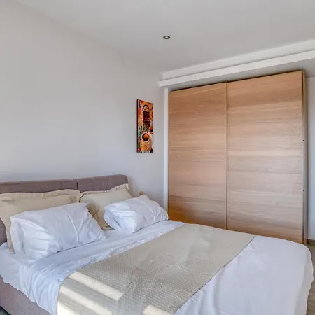 Apartman Deluxe House With Pool For 6 Ppl Ajía Iríni Páru